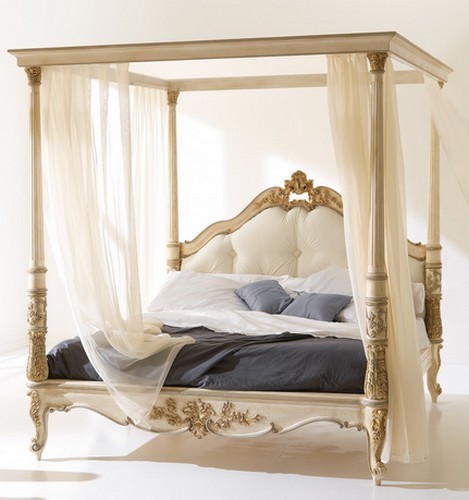 Luxury baroque canopy bed
